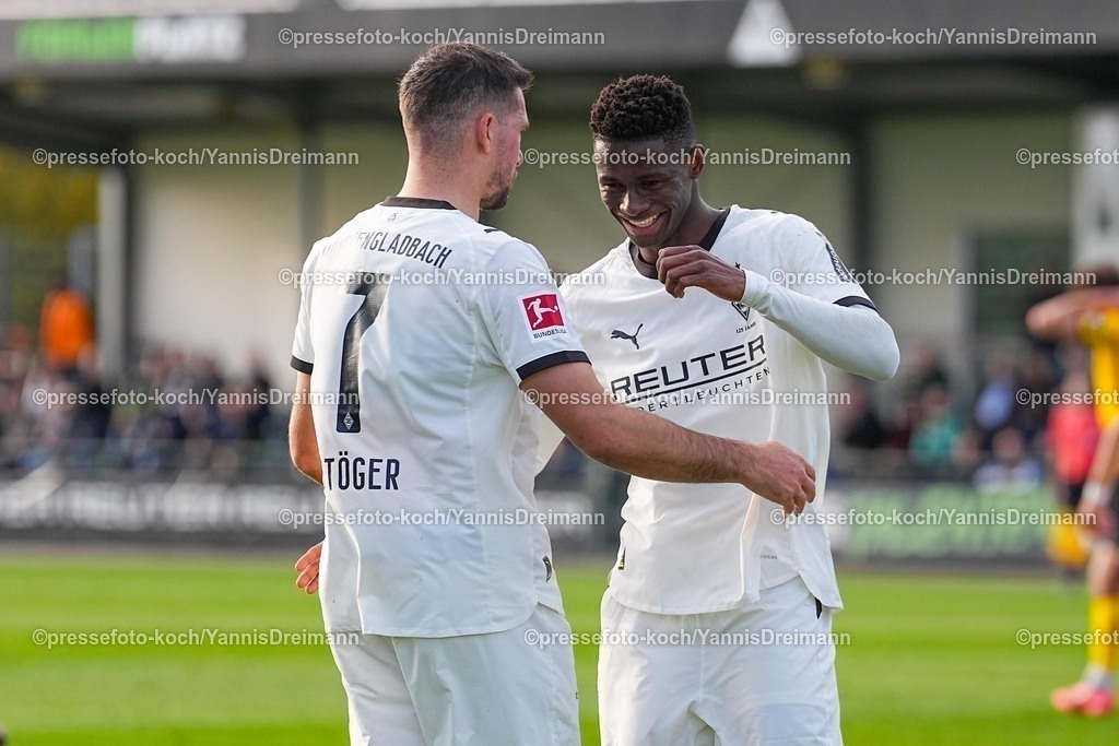 xYDRx13112501024 | 13.11.2025, xydrx, Fußball, Testspiel, Borussia Mönchengladbach - NV Koninklijke Lierse SK, Fohlenplatz am Borussia-Park: Torjubel nach dem Tor zum 1:0 für Borussia Mönchengladbach durch Torschütze Iaia Manco Danfa (Borussia Mönchengladbach #37)  zusammen mit Kevin Stoeger (Borussia Mönchengladbach #7)