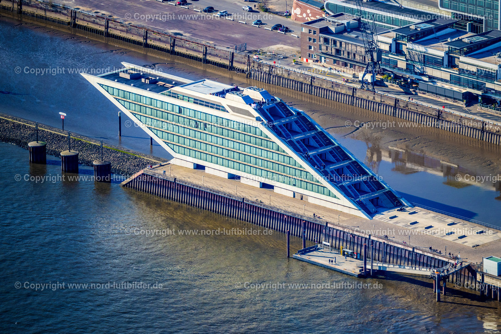 Hamburg_Dockland_ELS_3523060425 | HAMBURG 06.04.2025 Bürogebäude des Verwaltungs- und Geschäftshauses Dockland mit Aussichtspunkt und mit Fährschiff in Hamburg, Deutschland. // Office building Dockland in Hamburg, Germany. Foto: Martin Elsen