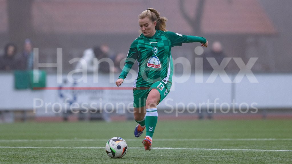 Fussball, Testspiel Frauen, Borussia Mönchengladbach - SV Werder Bremen | v.li.: Ricarda Walkling (SV Werder Bremen, 13) am Ball, Freisteller, Einzelbild, Ganzkörper, Aktion, Action, Spielszene