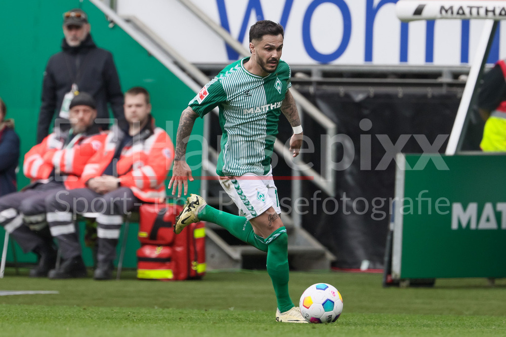 Fussball, Bundesliga, SV Werder Bremen - Borussia Mönchengladbach | v.li.: Leonardo Bittencourt (SV Werder Bremen, 10) am Ball, Einzelbild, Ganzkörper, Aktion, Action, Spielszene, DIE DFL-RICHTLINIEN UNTERSAGEN JEGLICHE NUTZUNG VON FOTOS ALS SEQUENZBILDER UND/ODER VIDEOÄHNLICHE FOTOSTRECKEN. DFL REGULATIONS PROHIBIT ANY USE OF PHOTOGRAPHS AS IMAGE SEQUENCES AND/OR QUASI-VIDEO.