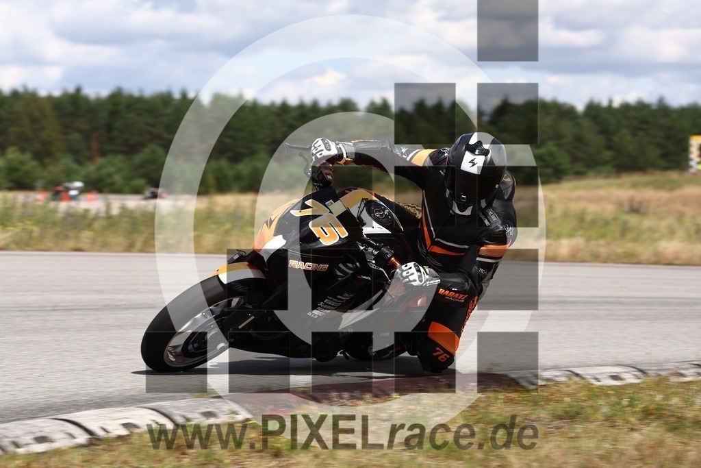 0076-20240707_06418 | Schöne Erinnerungen an spannende Momente - das festzuhalten ist unser Job. PIXELrace.de ist seit 2003 auf den Rennstrecken Europas unterwegs um die Action draußen beim Fahren und die wunderbare Stimmung imm Fahrerlager für euch einzufangen.