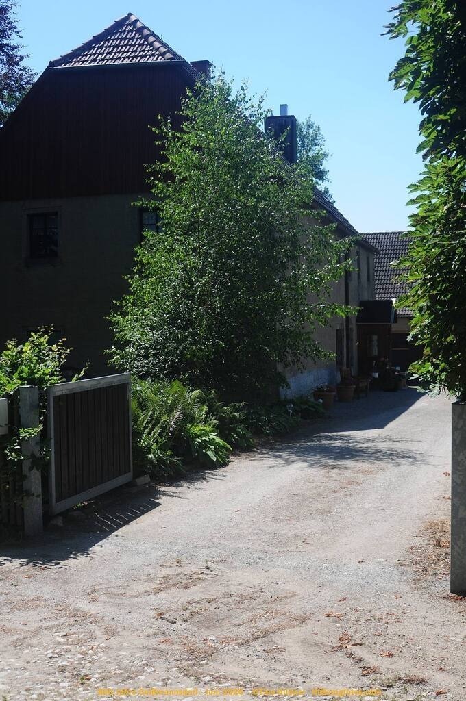 Geißmannsdorf-2026-Ortsbilder-623 | Geißmannsdorf bei Bischofswerda im Sommer 2026. Ein fotografischer Streifzug durch das Dorf Geißmannsdorf, mit Gebäuden, Straßen, Strohpuppen und geschmückten Vorgärten und Grundstücken anlässlich der 800-Jahr-Feier von Geißmannsdorf im Juni 2026 - Realisiert mit Pictrs.com