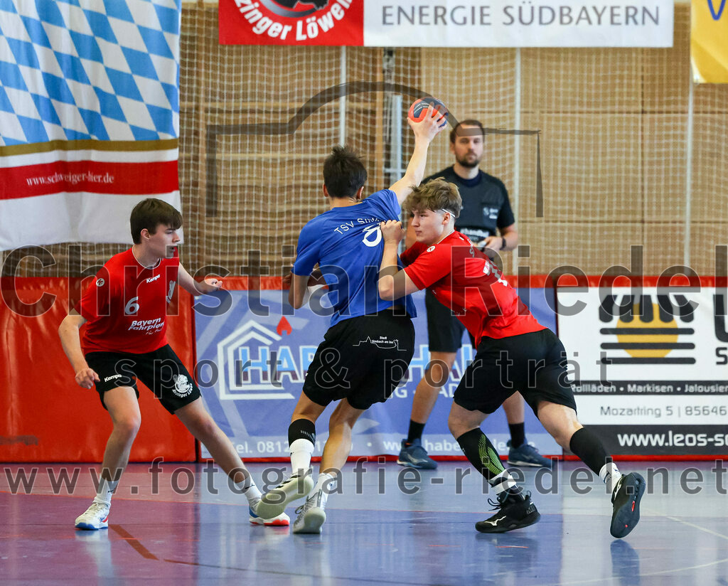 2022-12-17_024_SV_Anzing_gegen_TSV_Simbach | Anzing, Deutschland, 17.12.2022:
Handball, Bayernliga männliche A-Jugend 2022 / 2023, 9. Spieltag, SV Anzing gegen TSV Simbach, Endergebnis: 39:30

Julian Krackl (SV Anzing, #6), Adrian Barbet (TSV Simbach, #8), Paavo Hofmann (SV Anzing, #11)

Foto: Christian Riedel / fotografie-riedel.net