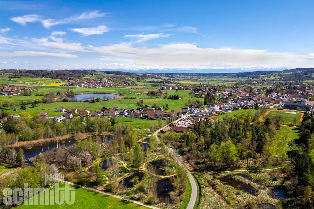 PS-Wilhelmsdorf-2026-01 | Entdecke die größte Bildgalerie der Region mit Fotografien aus dem Allgäu, der Bodenseeregion, Oberschwaben, dem Donautal und der Schwäbischen Alb. Landschaften, Luftaufnahmen und Reisefotografie als Wandbild und Fotokunst. - Realisiert mit Pictrs.com