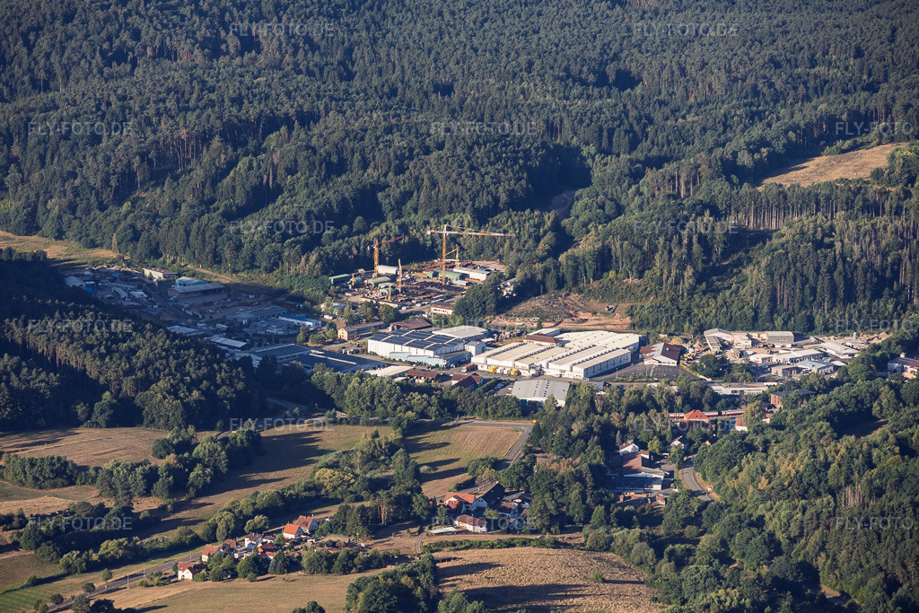 Luftbild: Industriegebiet Reichenbach in Dahn im Bundesland Rheinland-Pfalz in Deutschland. – Foto: IMG_158699.jpg vom 14.08.2026 durch Werner Riehm/FLY-FOTO.de – Auflösung des Originals: 6000 x 4000 px