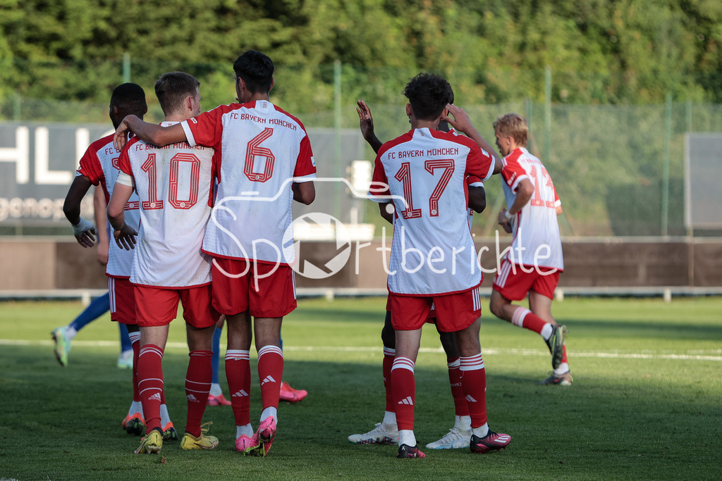 FC Pinzgau Saalfelden - FC Bayern Amateure | Jubelnde Bayern Amateure nach dem Treffer zum 0-4 durch Timo KERN (FCB #10)