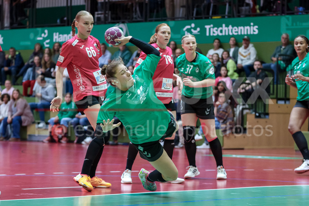 Handball, 2. Bundesliga Frauen, SV Werder Bremen - Füchse Berlin | v.li.: Elaine Rode (SV Werder Bremen, 77) beim Wurf, am Ball, Spielszene, Aktion, Action