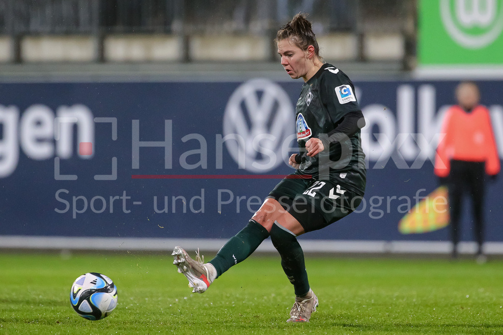 Fussball, DFB-Pokal Frauen, VfL Wolfsburg - SV Werder Bremen | v.li.: Rieke Dieckmann (SV Werder Bremen, 22) am Ball, Freisteller, Einzelbild, Ganzkörper, Aktion, Action, Spielszene, DIE DFB-RICHTLINIEN UNTERSAGEN JEGLICHE NUTZUNG VON FOTOS ALS SEQUENZBILDER UND/ODER VIDEOÄHNLICHE FOTOSTRECKEN. DFB REGULATIONS PROHIBIT ANY USE OF PHOTOGRAPHS AS IMAGE SEQUENCES AND/OR QUASI-VIDEO.