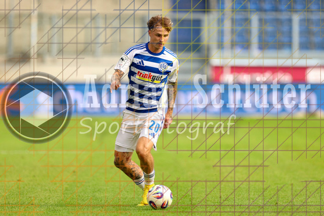 MSV Duisburg vs VfB Stuttgart II - 3. Liga | Duisburg, Deutschland, 02.08.25:   Niklas Jessen (MSV Duisburg) in Aktion am Ball, Einzelaktion waehrend des Spiels der 3. Liga MSV Duisburg vs VfB Stuttgart II in der schauinsland-reisen-arena(Foto von Brauer-Fotoagentur / Adrian Schlueter)
