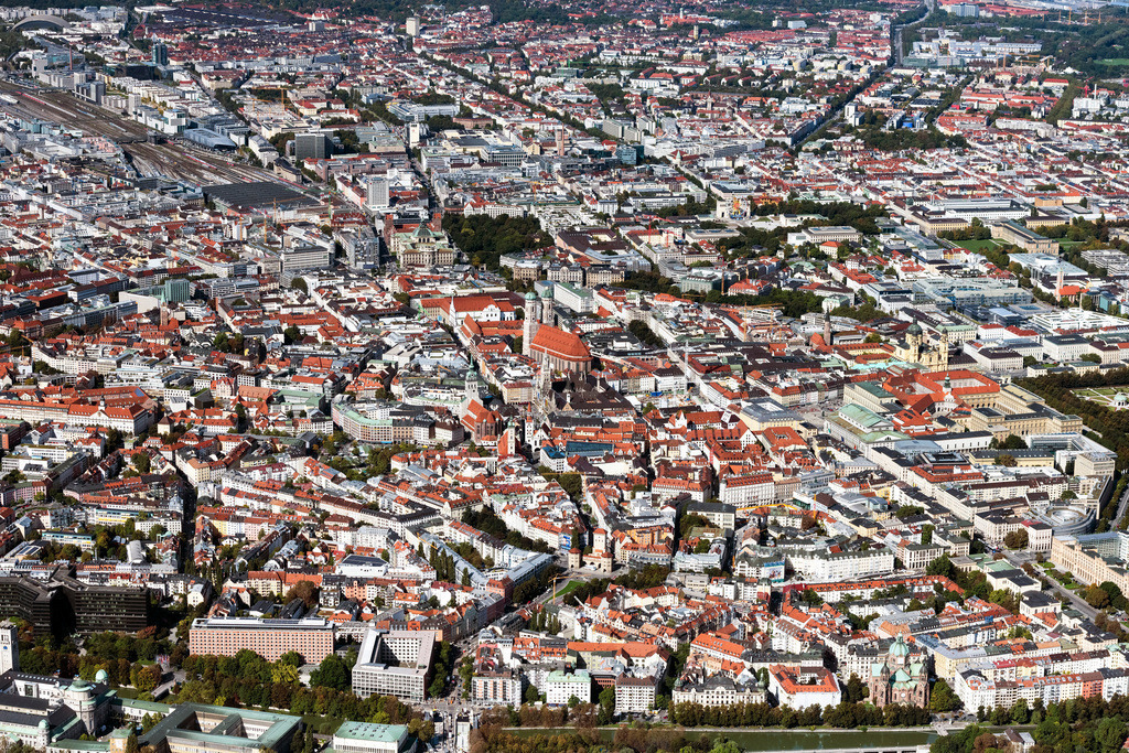 dr__0092834.jpg | MüNCHEN 01.10.2021 Altstadtbereich und Innenstadtzentrum in München im Bundesland Bayern, Deutschland. // Old Town area and city center in Munich in the state Bavaria, Germany. Foto: Daniel Reiter