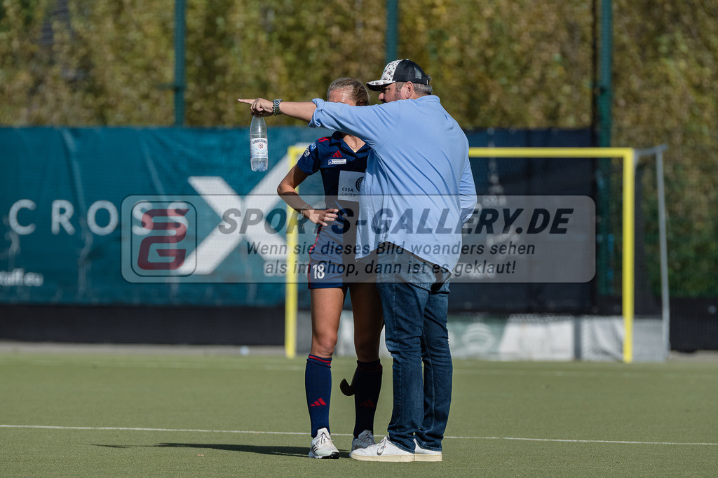 HK_20231007_105105 | 1.Bundesliga Damen Düsseldorfer HC - Großflottbeker THGC am 7.10.2023 DHC, Düsseldorf , Sophia Schwabe ( Düsseldorfer HC #18 ) , Mark Spieker ( Trainer Düsseldorfer HC )