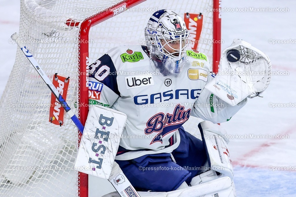 KEC15042601074 | 15.04.2026, Eishockey, DEL Halbfinale Play-Offs, Kölner Haie - Eisbären Berlin, Spiel 4, Lanxess-Arena Köln: Goalie Jake Hildebrand (Eisbären Berlin #30) fängt einen Puck 
