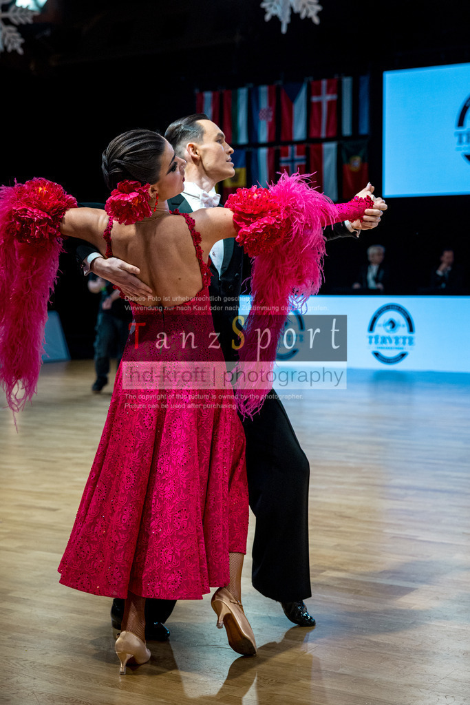20251212_WDSF_World_Ch_Cup_RS-Std_1519-2 | Tanzsportbilder, Standardtanz, Lateintanz, WDSF, DTV, LTVB, dancecomp, goc, hessen tanzt, blaues band der spree, walzer, tango, wiener walzer, slowfox, quickstepp, samba, rumba, cha-cha-cha, paso doble. jive, hd-kroft photography, turniertanzsport