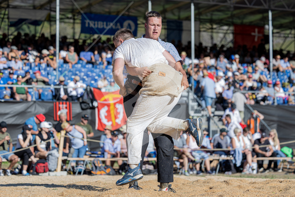 TESSINER2025_06_Gang_1356 | Die Schwinger des Schwyzer Kantonalen Schwingerverbandes: Fotos, die Dynamik und Leidenschaft festhalten, sowie emotionale Momente aus dem traditionellen Schwingsport zeigen. - Realisiert mit Pictrs.com