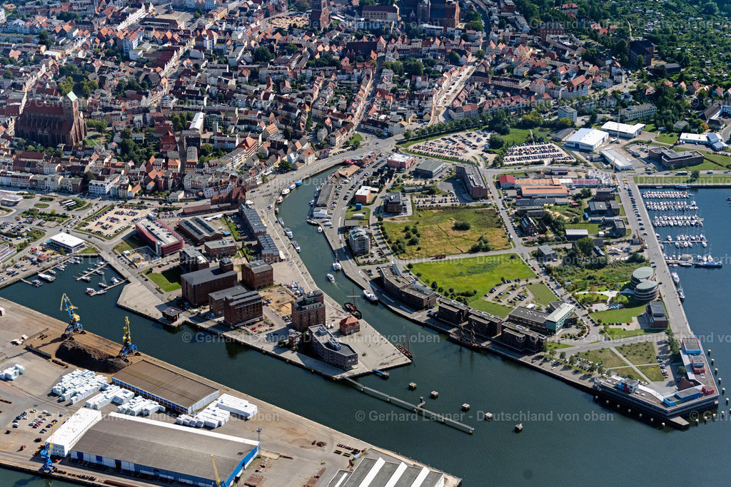 4062226 | WISMAR 08.09.2021 Hafen an der Meeres- Küste der Ostsee mit Alter Hafen und " Grube " in Wismar im Bundesland Mecklenburg-Vorpommern, Deutschland. Weiterführende Informationen bei: Hansestadt Wismar. // Port on the seashore of the Ostsee with Alter Hafen and " Grube " in Wismar in the state Mecklenburg - Western Pomerania, Germany. Further information at: Hansestadt Wismar. Foto: Gerhard Launer