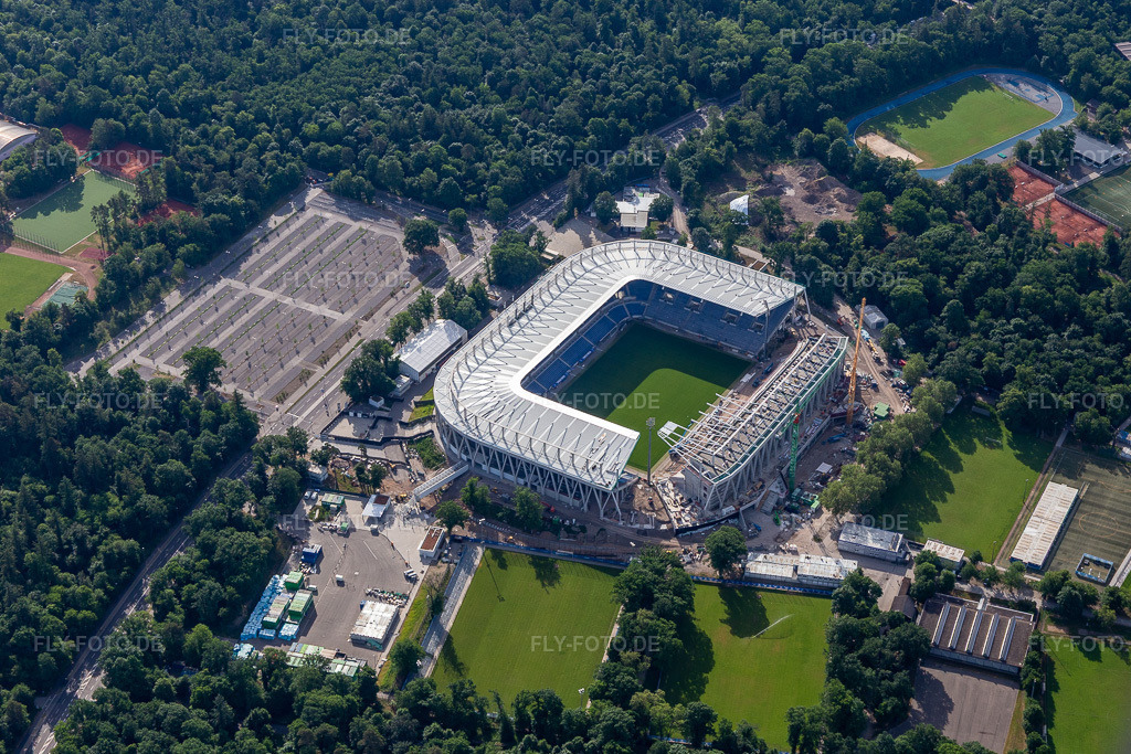 Luftbild: Baustelle des Stadionneubaus des Karlsruher Sport-Club GmbH & Co. KGaA im Ortsteil Innenstadt-Ost in Karlsruhe im Bundesland Baden-Württemberg in Deutschland. Foto: IMG_131579.jpg vom 22.05.2022 durch Werner Riehm/FLY-FOTO.deKarlsruher SC