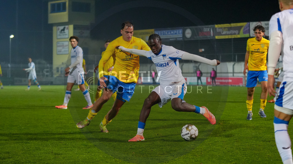 Fußball, Herren, Saison 2025/2026, Regionalliga Nordost, 15. Spieltag, FSV 63 Luckenwalde vs. Hertha BSC II, Freitag 07.11.2025, Werner-Seelenbinder-Stadion Luckenwalde, | Fußball, Herren, Saison 2025/2026, Regionalliga Nordost, 15. Spieltag, FSV 63 Luckenwalde vs. Hertha BSC II, Freitag 07.11.2025, Werner-Seelenbinder-Stadion Luckenwalde, Im Bild: Simon Gollnack (l. Luckenwalde) und Boris Chi Mamuzah Lum (r. Hertha) - Realisiert mit Pictrs.com