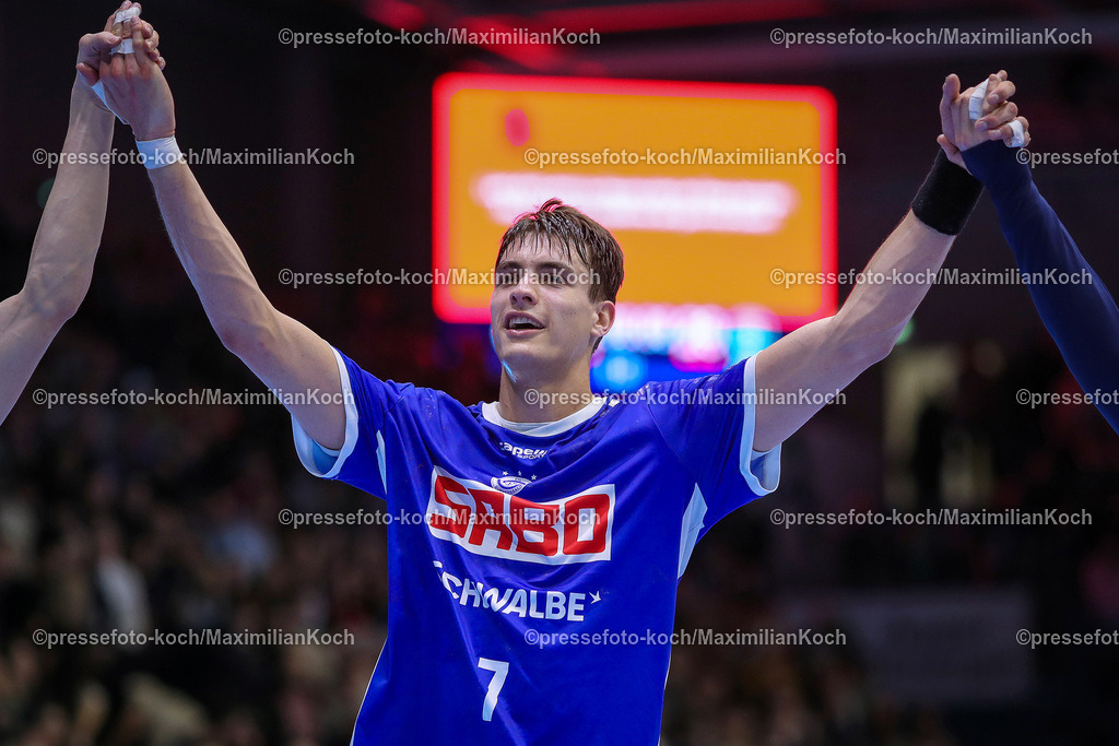 Gum1HBL19022401046 | 19.02.2024, Gummersbach, Handball, Liqui Moly Bundesliga, Schwalbe-Arena, VfL Gummersbach - SC DHfK Leipzig: Abschlussjubel nach dem Sieg gegen Leipzig. Julian Köster (VfL Gummersbach) steht jubelnd auf dem Spielfeld und bedankt sich bei den Fans.
