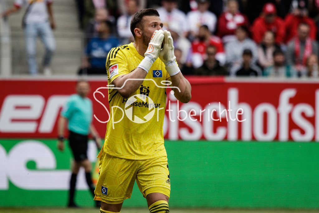 SSV Jahn Regensburg - Hamburger SV | HSV Keeper Daniel HEUER FERNANDES (HSV #1) in Aktion / Freisteller / Einzelfoto / Torhueter / Pope´s / DFL REGULATIONS PROHIBIT ANY USE OF PHOTOGRAPHS AS IMAGE SEQUENCES AND/OR QUASI-VIDEO