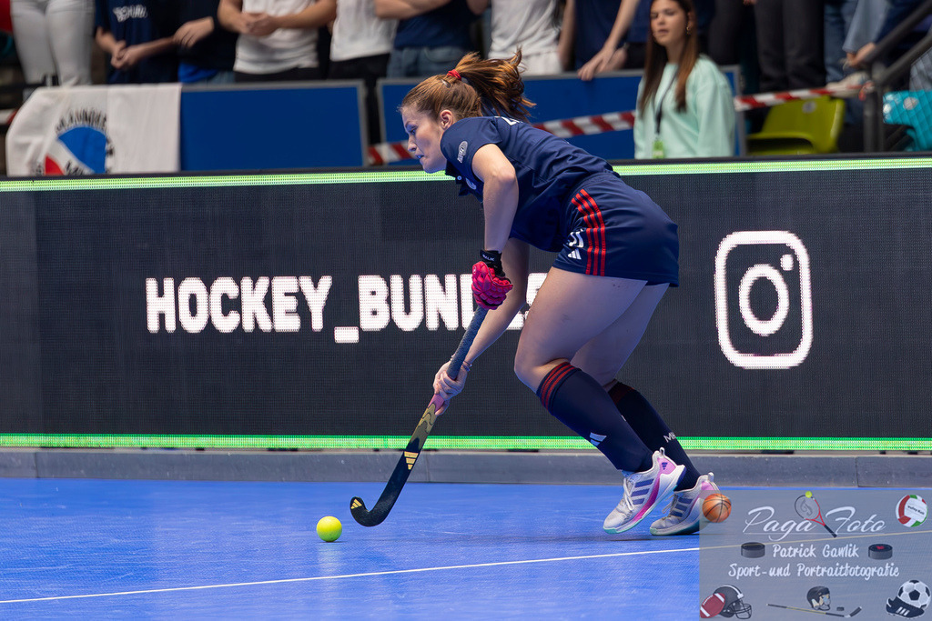 Volvo E.R.B. Final 4 Finale Frauen: Berliner HC - Mannheimer HC, 26.01.2025 | Sonja Zimmermann (Mannheimer HC #11) am Ball, Freisteller, Portrait, Porträt, Berliner HC - Mannheimer HC, Frankfurt, Süwag Arena, 26.1.2025 - Realisiert mit Pictrs.com