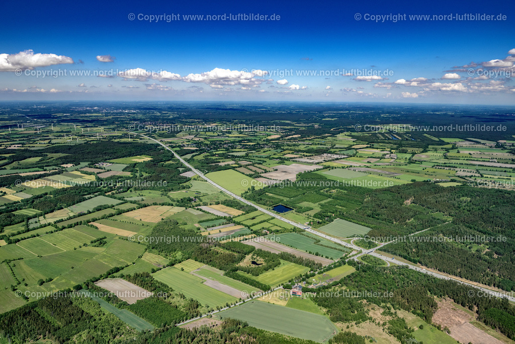 Bimöhlen_ELS_7744030622 | BIMöHLEN 03.06.2022 Treckenführung und Fahrspuren im Verlauf der Autobahn- Abfahrt und Zufahrt der BAB A7 in Bimöhlen im Bundesland Schleswig-Holstein, Deutschland. // Traffic lanes during the highway exit and access the motorway A7 in Bimoehlen in the state Schleswig-Holstein, Germany. Foto: Martin Elsen