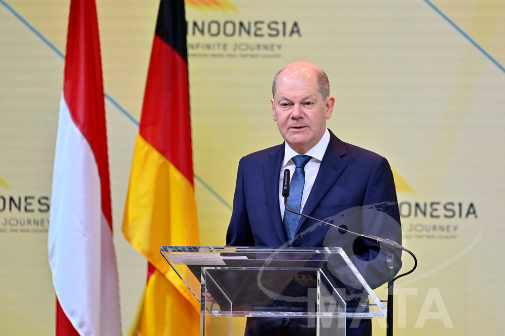 _DWA5986_k | Bundeskanzler Olaf Scholz (SPD) beim Eröffnungsrundgang der Hannover Messe 2023. Indonesien ist in diesem Jahr Partnerland der Hannover Messe. Hannover, 17.04.2023 - Realisiert mit Pictrs.com
