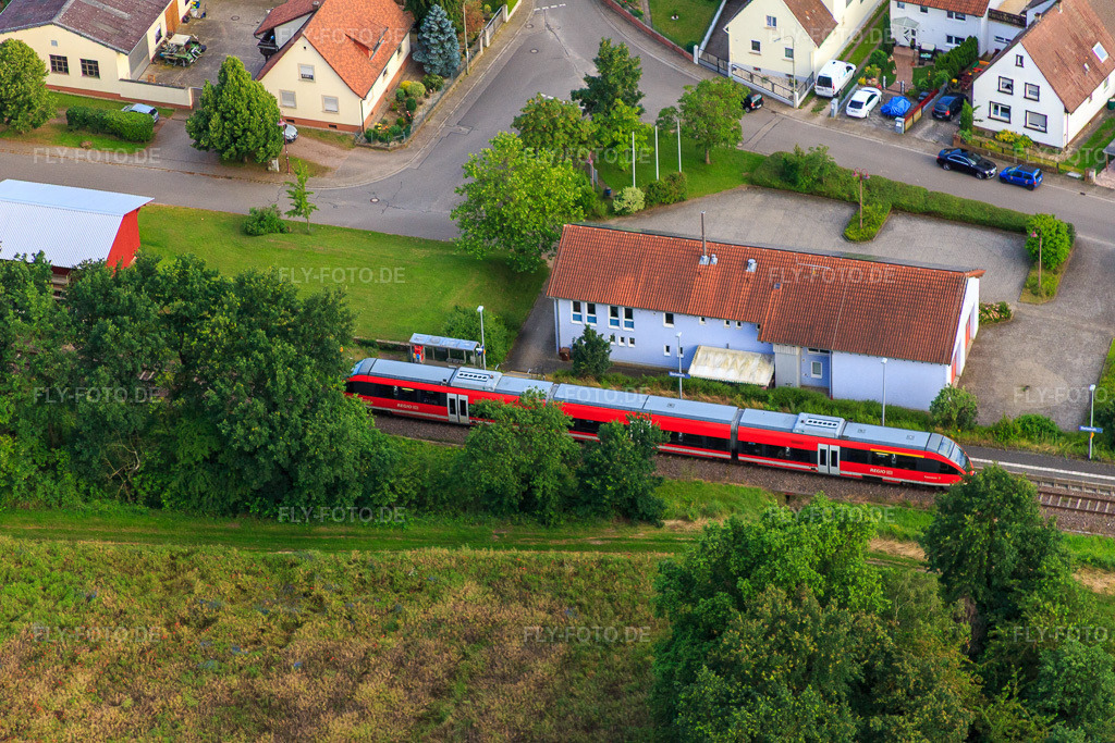 Luftbild: Regionalbahn am Bahnhof in Barbelroth im Bundesland Rheinland-Pfalz in Deutschland. Foto: IMG_090228.jpg vom 26.06.2016 durch Werner Riehm/FLY-FOTO.de