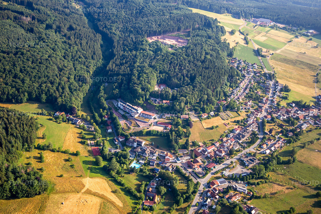 Luftbild: Ortsansicht von Süden in Grasellenbach im Bundesland Hessen in Deutschland. Foto: IMG_137028.jpg vom 24.06.2023 durch Werner Riehm/FLY-FOTO.de