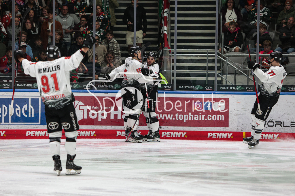 Augsburger Panther - Koelner Haie  | Die Gaeste jubeln nach dem Treffer zum 0-2 durch Nicholas BAPTISTE (KEC #13)