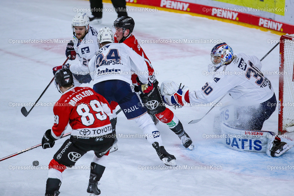 KoeDEL08032401059 | 08.03.2024, Köln, Eishockey, Penny DEL, 52. Spieltag, Lanxess-Arena, Kölner Haie - Adler Mannheim: Torhüter Arno Tiefensee (Adler Mannheim) verteidigt das Tor gegen Justin Schütz (Kölner Haie) und Gregor MacLeod (Kölner Haie)