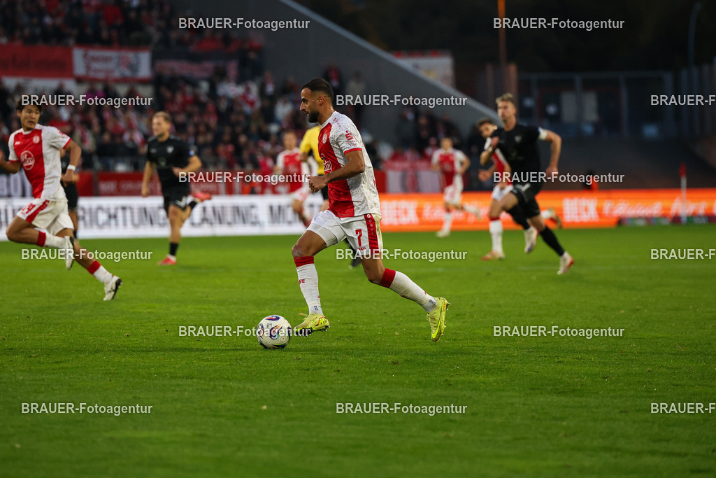 Rot-Weiss Essen - 1.Fc Schweinfurt | Essen, Deutschland, 02.11.2025 Ramien Safi  (Rot-Weiss Essen) Einzelaktion während des 3.Liga Spiels zwischen  Rot-Weiss Essen und 1.Fc Schweinfurt am 02.11.2025 im Stadion an der Hafenstraße in Essen. (Foto von Timo Bluhmki-Schmidt/Brauer Fotoagentur
