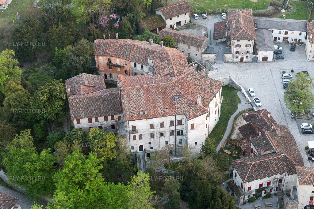 Vue aérienne: Vue de la ville à Valvasone dans le département Frioul-Vénétie Julienne, Italie. Photo: IMG_099024.jpg prise le 08/04/2017 par Werner Riehm/FLY-FOTO.eu – Résolution de l'original: 5472 x 3648 px