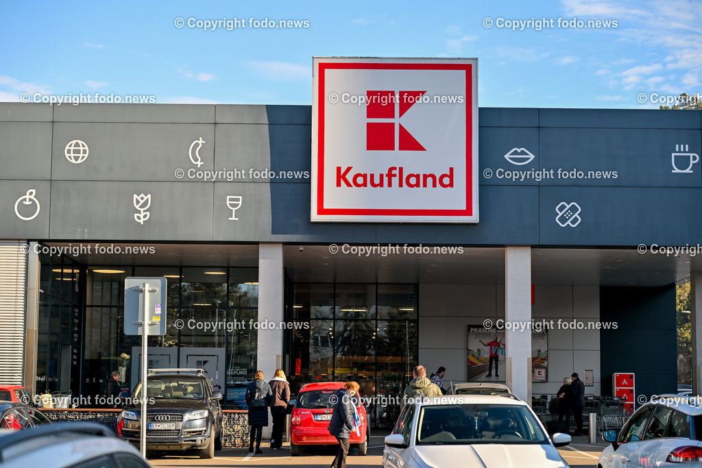 Kaufland_ Lebensmittel_ 28.12.2024-13 | 28.12.2024, Povazska Bystrica, SVK, Kaufland, Lebensmittel, im Bild Kaufland, Lebensmittel, Lebensmittelmarkt, einkaufen, Schild, Leuchtreklame, Werbung, Symbolbild, Feature