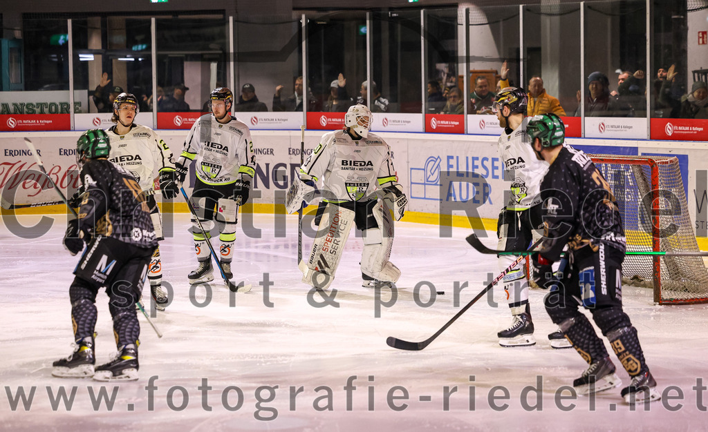2024-03-01_023_TSV_Erding_gegen_ERSC_Amberg | Erding, Deutschland, 01.03.2024:
Eishockey, Bayernliga Playoffs 2023 / 2024, 5. Spieltag, TSV Erding gegen ERSC Amberg, Endergebnis: 9:0

Daniel Krzizok (Erding Gladiators, #18), Torwart Janik Engler (ERSC Amberg, #30), Thomas Plihal (Erding Gladiators, #39)

Foto: Christian Riedel / fotografie-riedel.net