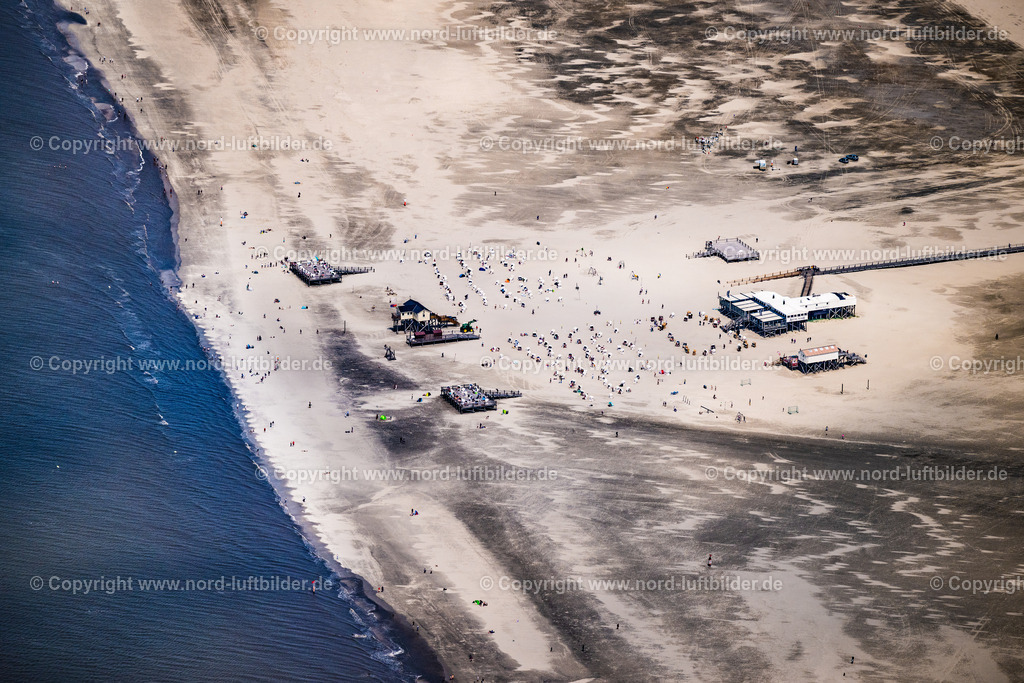 St.Peter-Ording_Strand_Arche_Noah_SPO_ELS_3917130625 | SANKT PETER-ORDING 13.06.2025 Küsten- Landschaft am Sandstrand der Badestelle Ording Nord im Ortsteil St. Peter-Ording in Sankt Peter-Ording im Bundesland Schleswig-Holstein, Deutschland. Am Strand vor St. Peter- Ording ist in den Monaten März bis Ende Oktober das Strand- Parken gegen Gebühr erlaubt. Strandparkplatz am Weststrand. // Coastal landscape on the sandy beach of the bathing area Ording Nord in the district St Peter-Ording in Sankt Peter-Ording in the state Schleswig-Holstein, Germany. Foto: Martin Elsen