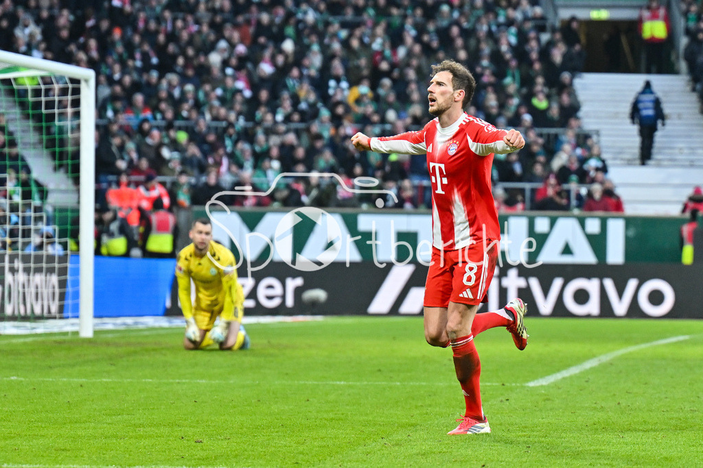SV Werder Bremen - FC Bayern München | BREMEN, GERMANY - 14. FEBRUARY: Jubel der Bayern nach dem Treffer zum 0-3 durch Harry Leon GORETZKA (FC Bayern Munich 8)  Tor / Torschuetze / Freude / Happy während dem Bundesligamatch zwischen dem SV Werder Bremen und dem FC Bayern München am 22. Spieltag im Weserstadion / DFL REGULATIONS PROHIBIT ANY USE OF PHOTOGRAPHS AS IMAGE SEQUENCES AND/OR QUASI-VIDEO