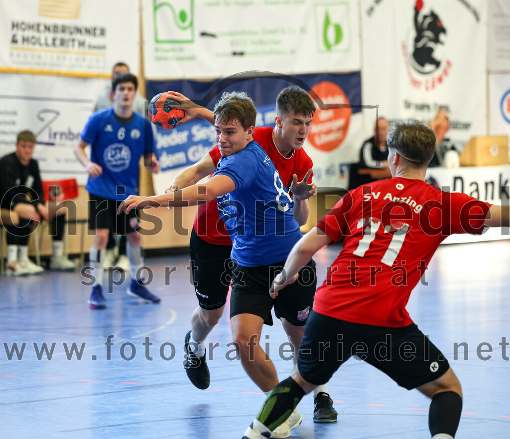 2022-12-17_056_SV_Anzing_gegen_TSV_Simbach | Anzing, Deutschland, 17.12.2022:
Handball, Bayernliga männliche A-Jugend 2022 / 2023, 9. Spieltag, SV Anzing gegen TSV Simbach, Endergebnis: 39:30

Kilian Oberlechner (TSV Simbach, #80), Andreas Lock (SV Anzing, #9), Paavo Hofmann (SV Anzing, #11)

Foto: Christian Riedel / fotografie-riedel.net