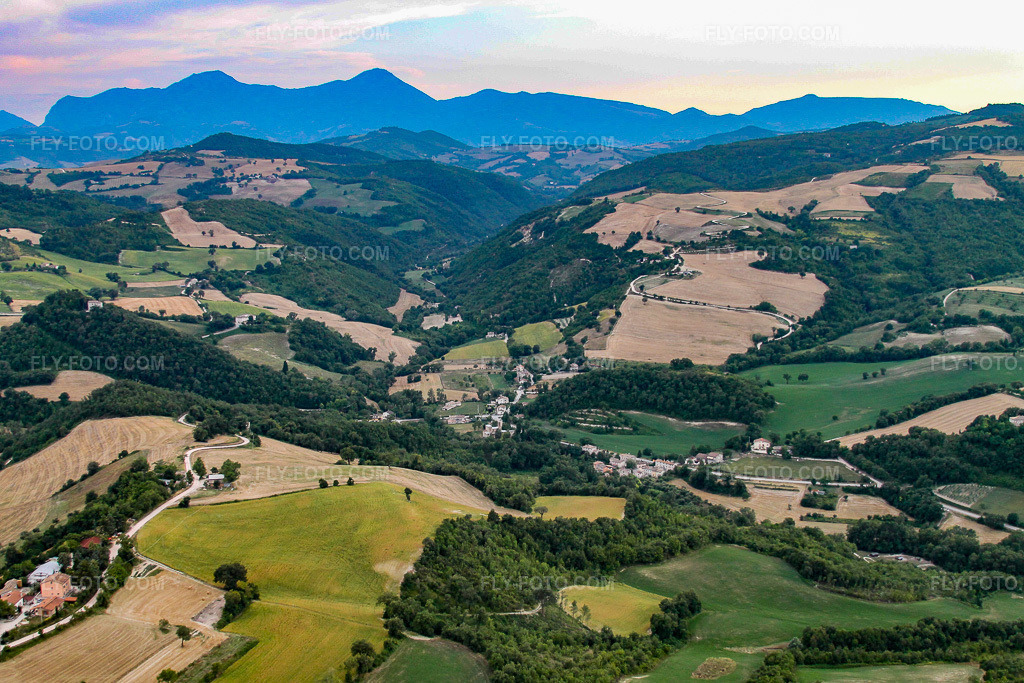 Aerial view: View of the town in Cartoceto in the state The Marches, Italy. – Photo: IMG_43072.jpg taken on 07/16/2011 by Werner Riehm/FLY-FOTO.com – Resolution of the original: 4272 x 2848 px