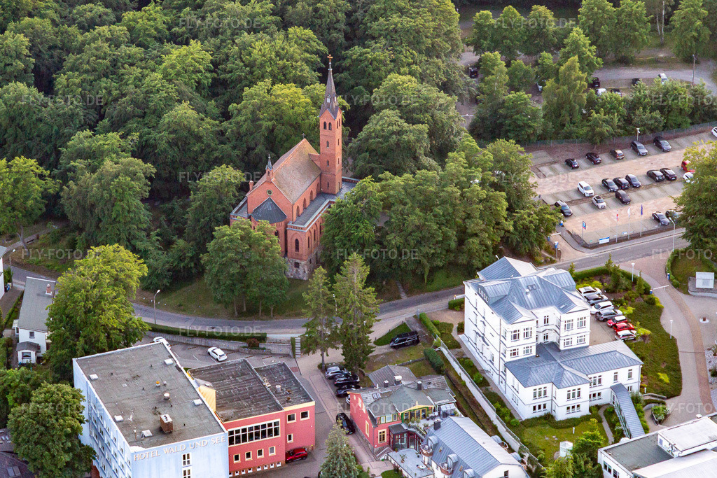 Luftbild: Evangelische Kirche Seebad Heringsdorf in Heringsdorf im Bundesland Mecklenburg-Vorpommern in Deutschland. – Foto: IMG_141553.jpg vom 06.06.2024 durch Werner Riehm/FLY-FOTO.de – Auflösung des Originals: 4062 x 2708 px – Evangelische Kirche Heringsdorf