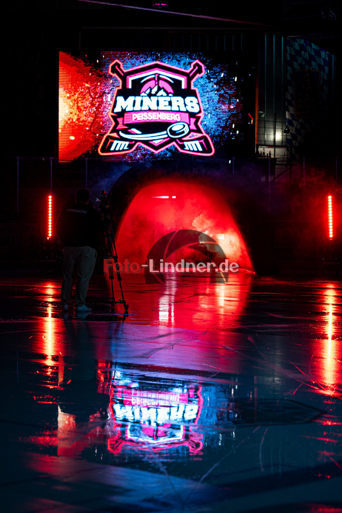 Peißenberg MINERS gegen ERSC Amberg | Eishockey Bayernliga 2025/26 Vorrunde 18. Spieltag, Peißenberg MINERS gegen ERSC Amberg, 20251212,Eröffnung,2025-12-12 in Peißenberg (flatbuy Arena Peißenberg), Copyright: WolfgangxLindner www.foto-lindner.de