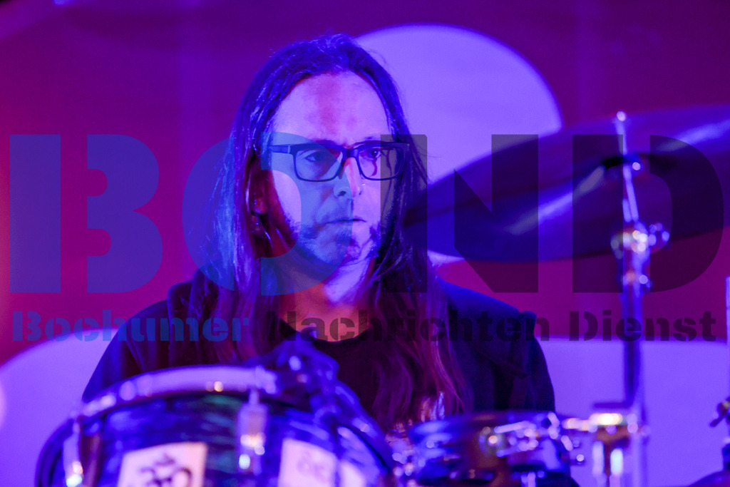 Bochum total 2024 - Die Feuersteins  {date} -  | {headline}(Foto: Sebastian Sendlak / BOND) - Realisiert mit Pictrs.com