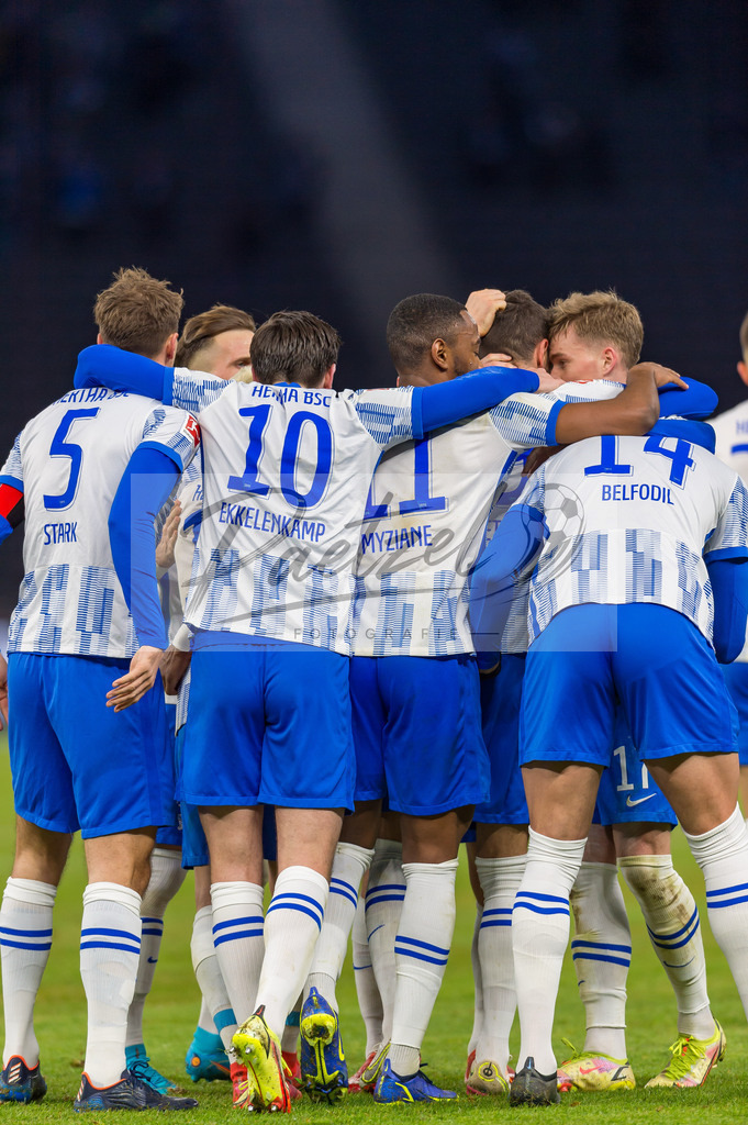 HERBOC20220204_020 | Fussball, Herren: Ishak Belfodil (Hertha BSC) Torjubel, jubelt mit seiner Mannschaft nach dem Treffer zum 1:0 bei dem Spiel der 1. Bundesliga zwischen Hertha BSC und VfL Bochum im Olypiastadion am 04.02.2022 in Berlin, Deutschland.DFB / DFL REGULATIONS PROHIBIT ANY USE OF PHOTOGRAPHS AS IMAGE SEQUENCES AND/OR QUASI-VIDEO. - Realisiert mit Pictrs.com