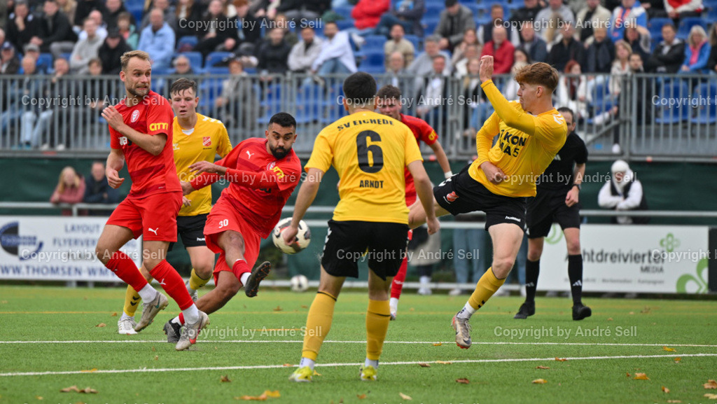 FC Kilia Kiel vs SV Eichede | Julius Alt (Kilia #10) &amp; Serhat Yazgan (Kilia #30) / Richard Arndt (Eichede #6) &amp; Justin Cloppatt (Eichede #5 blockt den Schuß) - Fußball-Oberliga Männer 2024/2025 / FC Kilia Kiel vs SV Eichede / Kilia Stadion / Kiel / 26.10.24 - Realisiert mit Pictrs.com