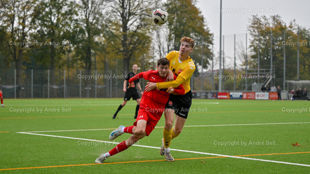 FC Kilia Kiel vs SV Eichede | Marvin Müller (Kilia #24 reklamiert vergeblich 11m) / Justin Cloppatt (Eichede #5) - Fußball-Oberliga Männer 2024/2025 / FC Kilia Kiel vs SV Eichede / Kilia Stadion / Kiel / 26.10.24 - Realisiert mit Pictrs.com