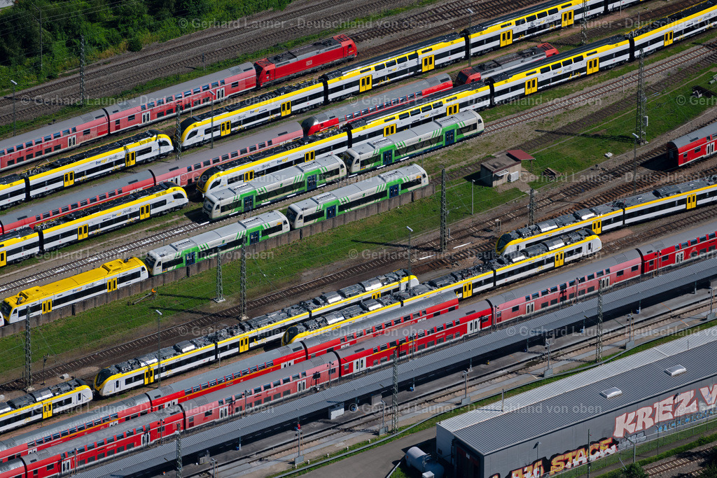 4033583 | FREIBURG IM BREISGAU 30.06.2020 Gleisanlagen, Bahnbetriebswerk und Bahnhof im Ortsteil Wiehre in Freiburg im Breisgau im Bundesland Baden-Württemberg, Deutschland. Weiterführende Informationen bei: DB Netz AG,  Deutsche Bahn AG. // Railway track, depot, maintenance and repair shop for trains in the district Wiehre in Freiburg im Breisgau in the state Baden-Wurttemberg, Germany. Further information at: DB Netz AG,  Deutsche Bahn AG. Foto: Gerhard Launer