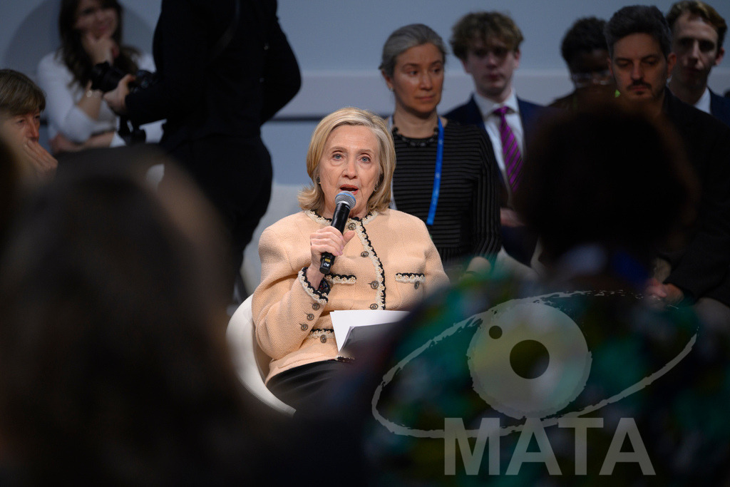 _DWI5105 | Die US-Politikerin Hillary Clinton auf der Veranstaltung Girls Just Want to Have Fundamental Rights: Fighting the Global Pushback im Rahmen der Münchner Sicherheitskonferenz 2026. München, 14.02.2026 Bayern Deutschland - Realisiert mit Pictrs.com