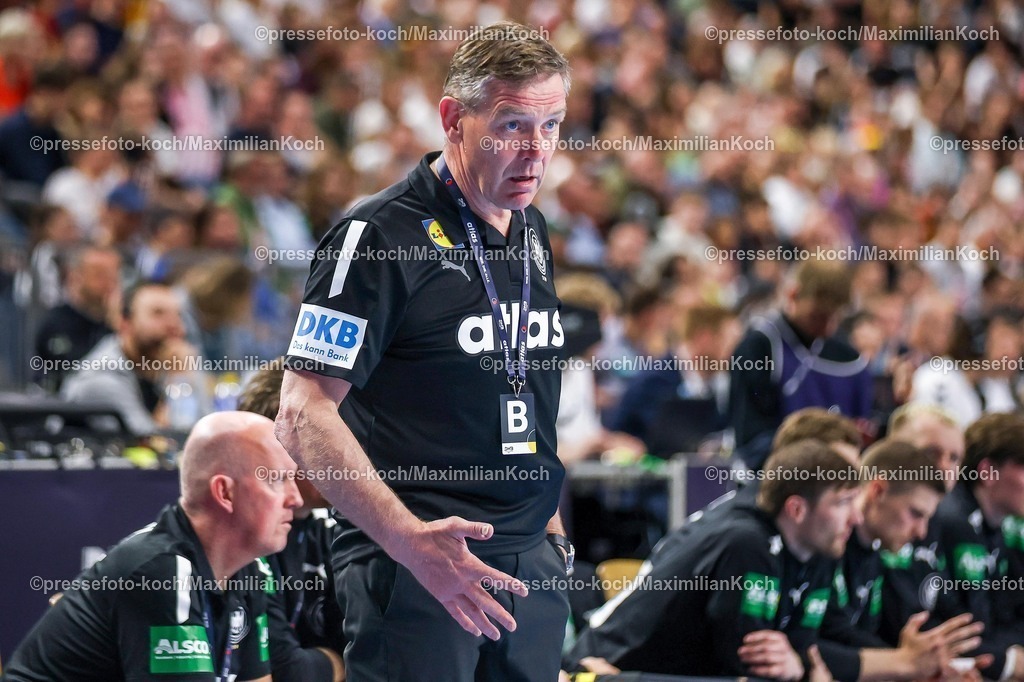 xKWIx17052601062 | 17.05.2026, xkwix, Handball, Länderspiel, Deutschland - Dänemark , Lanxess-Arena in Köln: Headcoach Alfred Gislason (Germany #hc) schaut skeptisch  Photo: xKamilxWilkowskixPressefotoKochx