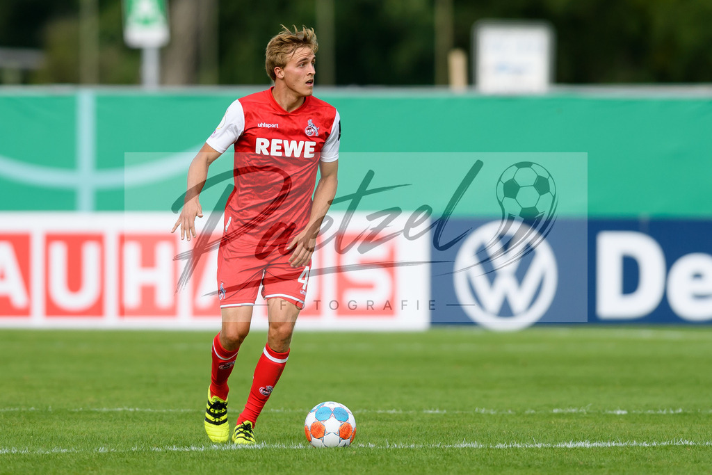 JENKOE20210808_319 | Fussball, Herren: Timo Huebers (1. FC Koeln) in Aktion, am Ball, Einzelaktion beim Spiel der 1. Runde im DFB-Pokal zwischen FC Carl Zeiss Jena und 1. FC Koeln im Ernst-Abbe-Sportfeld am 08.08.2021 in Jena, Deutschland.DFB / DFL REGULATIONS PROHIBIT ANY USE OF PHOTOGRAPHS AS IMAGE SEQUENCES AND/OR QUASI-VIDEO. - Realisiert mit Pictrs.com