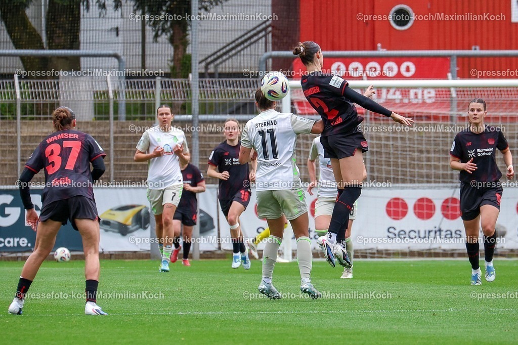xsscx17052601016 | 17.05.2026, xsscx, Frauen Fussball, Bayer 04 Leverkusen - Werder Bremen, 1. Fussball Bundesliga, 26. Spieltag, Ulrich-Haberland-Stadion, Saison 2025 2026: Maja Sternad (Werder Bremen #11) im Zweikampf gegen Selina Ostermeier (Bayer Leverkusen #02) DFB regulations prohibit any use of photographs as image sequences and or quasi-video. Photo: xSandraxScherningxPressefotoKochx