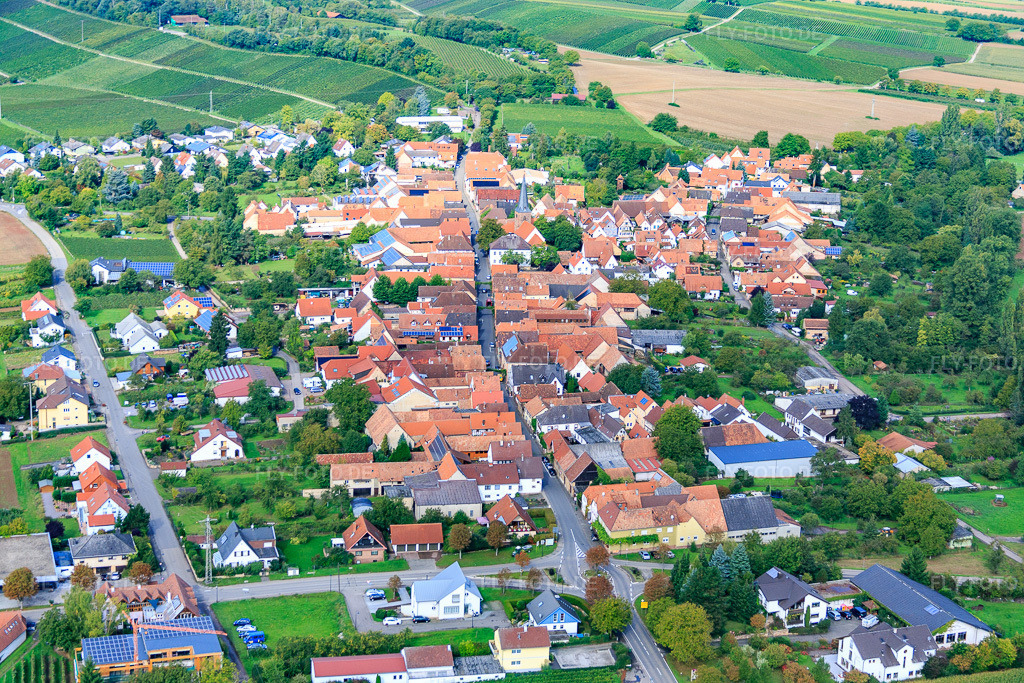 Luftbild: Hauptstraße von Osten im Ortsteil Heuchelheim in Heuchelheim-Klingen im Bundesland Rheinland-Pfalz in Deutschland. Foto: IMG_072579.jpg vom 19.09.2014 durch Werner Riehm/FLY-FOTO.deAuflösung des Originals: 5472 x 3648 px